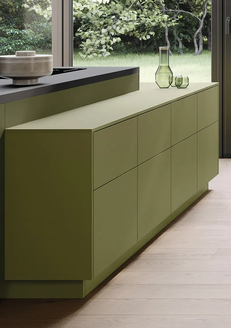 Designküche in elegantem Olivgrün mit klaren Linien und glatter Front. Moderne Kücheninsel mit Glasvasen und Holzoptikboden, die Natürlichkeit und Stil perfekt vereint.